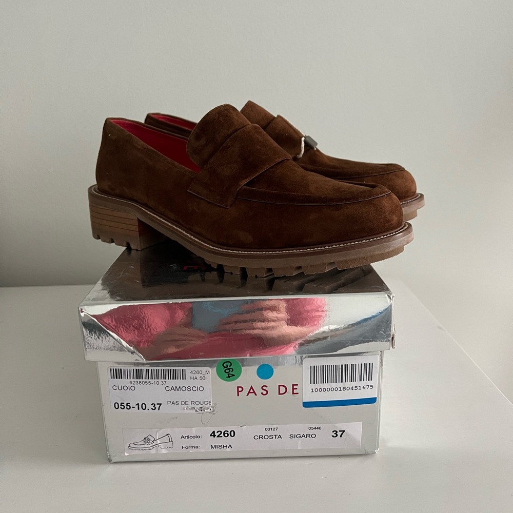 Suede loafers,  Pas de rouge. NWT and box. size 7 ( eur 37)